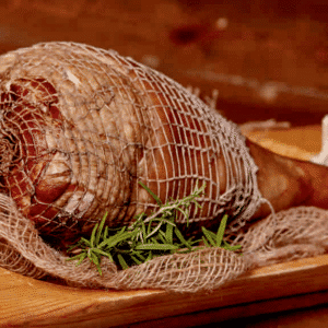 Szynka z nogą. Uwaga: waga szynki z nogą od 1 do 10kg. Cena końcowa zostanie naliczona po zważeniu i pobrana przy odbiorze.